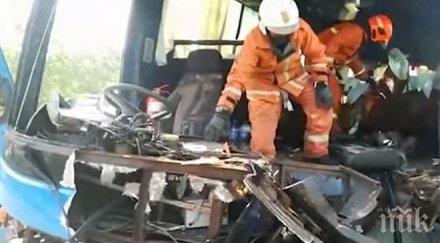 трагедия осем загинали пострадали катастрофа два автобуса малайзия видео