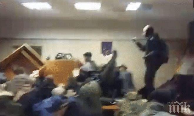 Радикали са безчинствали в зала в украински съд, настоявайки за освобождаване на лидера им