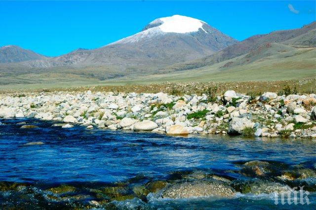 Лавина уби 10 алпинисти под монголски връх