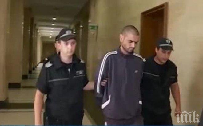 Кристиян, който уби майка си и баба си, ще лежи 30 години в затвора 