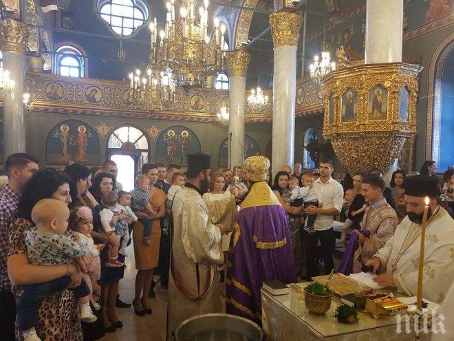 1000 деца станаха християнчета в масово кръщене