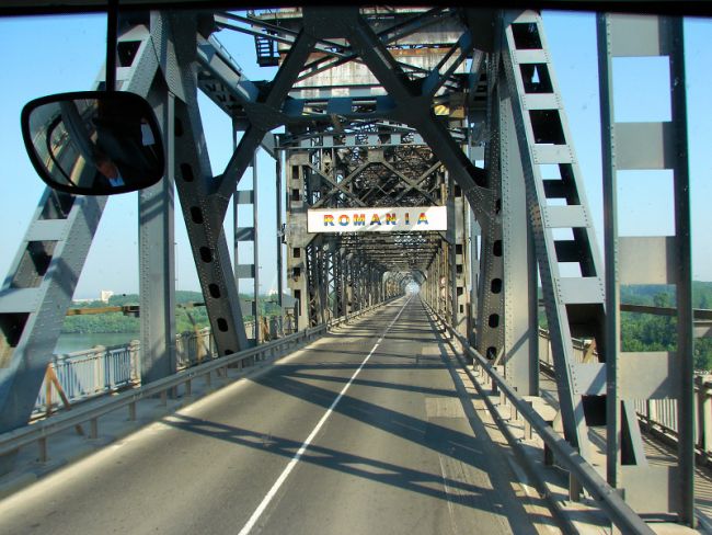 Верижна катастрофа затвори пътя Дунав мост