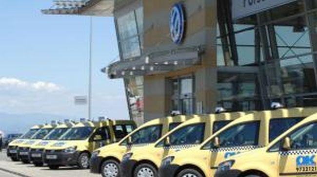 Таксиджиите ще се кипрят с униформи и таблети