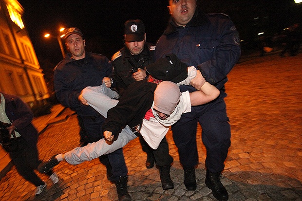 Ченгета биха анонимни, че викат Долу ГЕРБ и Бойко мафия