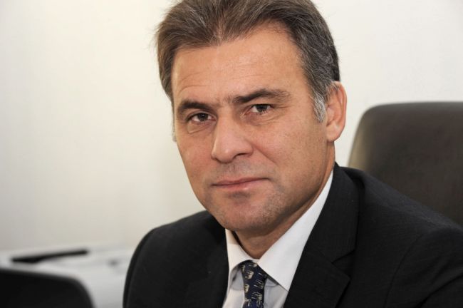 Зам. министър Валери Борисов: Колоездачът пукна предното стъкло на колата ми