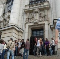 8 студенти се обучават на 1 компютър