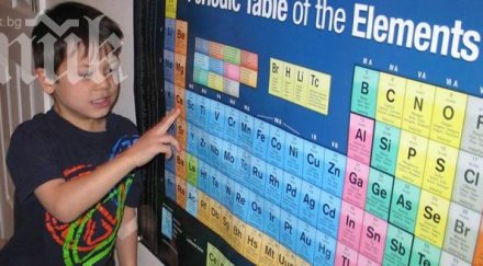 бебе седи гърнето чете вестник