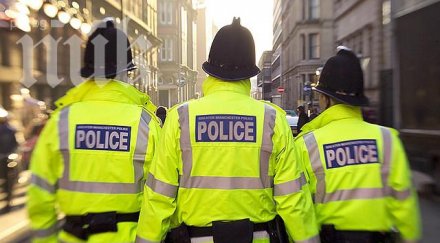 полицията манчестър дава £10 хил залавяне двама затворници