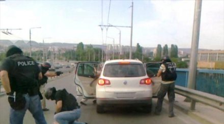 полицията озаптява росен животното