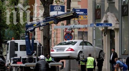 ура паяците работят празниците