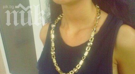 крадец отне златен ланец млада дама