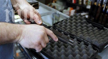 български клошар откри боен арсенал кофа боклук париж