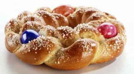 млади майки приготвят висящи козунаци яйца великден