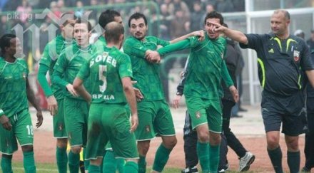 две дузпи отменен гол спасиха ботев враца етър