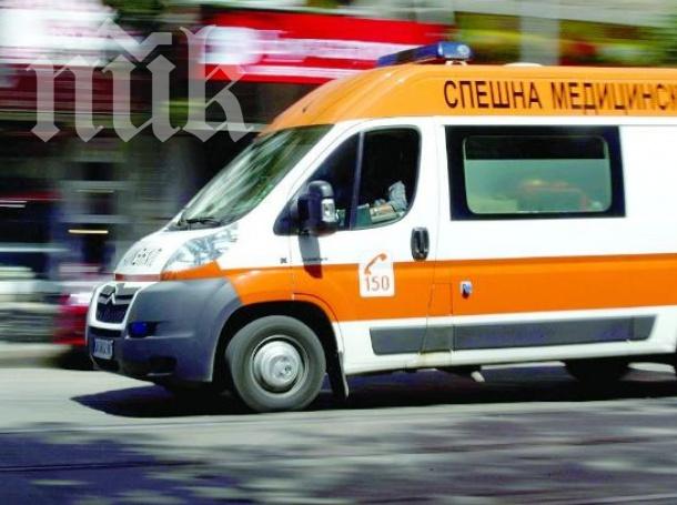 Майка заплаши да скочи с детето си през балкон