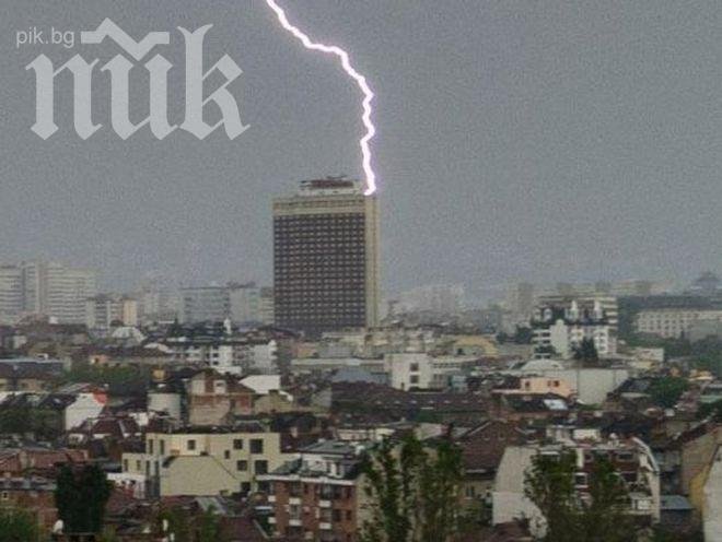 Мълния удари хотел Родина в София (Снимки)