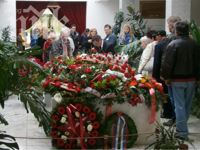 Опашки от фенове пред гроба на Йосип Броз Тито в Белград 