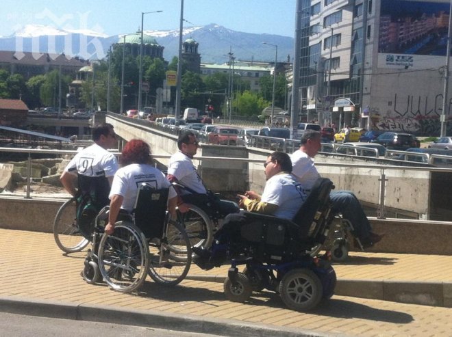 Mодерна България:  Метрото -гордостта на ГЕРБ е 
недостъпно за инвалиди