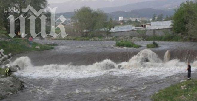 Бистрица влачи 10 км труп на мъж, уловиха го преди да изчезне в Струма