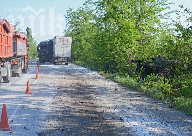 Румънски тир размаза трактор, изхвърли го от пътя