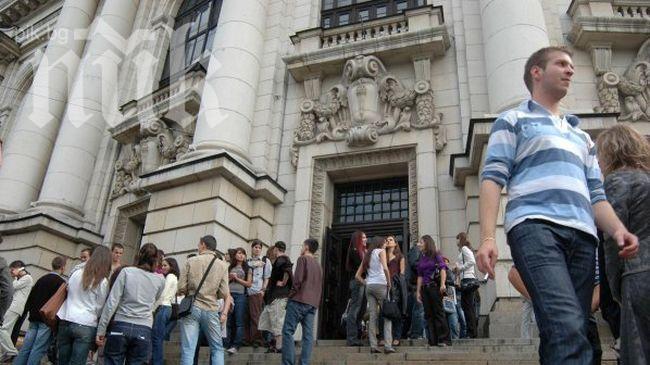 8 студенти се обучават на 1 компютър