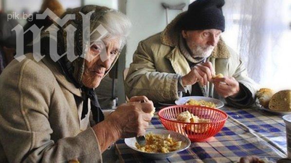 Помогнаха на бедни семейства с храна за празниците