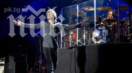 Бон Джоуви пристигнаха с 50 камиона техника 