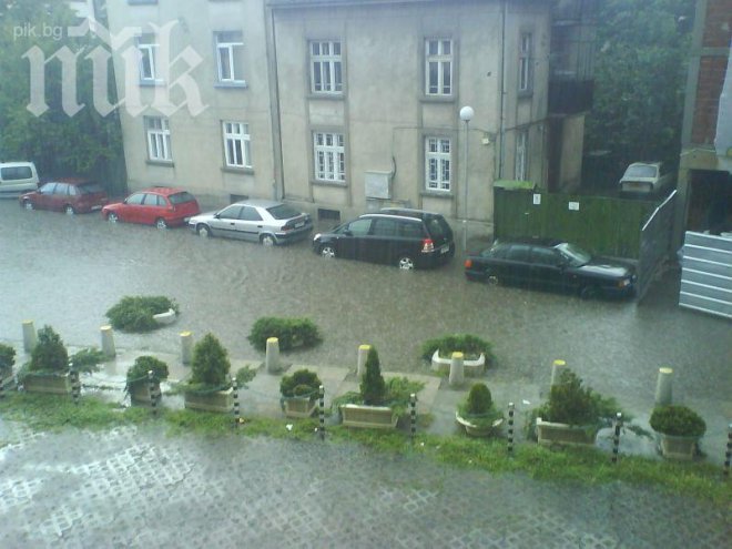 Подлезът на НДК е наводнен