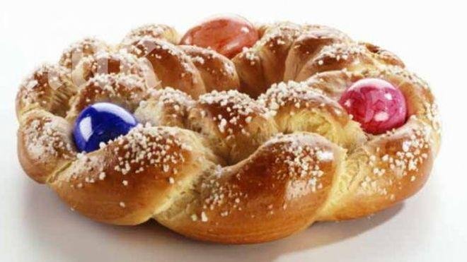 Млади майки приготвят висящи козунаци и яйца за Великден