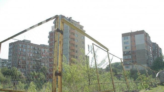 Изоставен строеж в квартал Хаджи Димитър развъжда жаби и комари