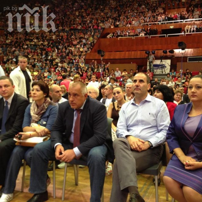 Бойко Борисов пристигна в Двореца на културата и спорта във Варна