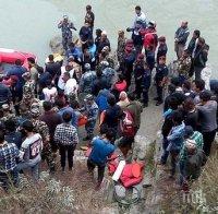 Трагедия! 19 загинали и 16 ранени, след като автобус падна в река в Непал