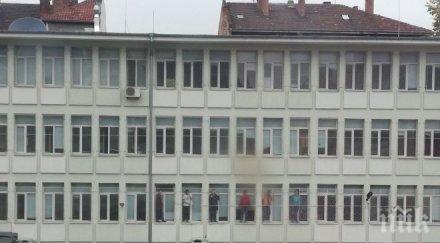 шаш пубери немската гимназия висят врабци външната страна прозорците снимки