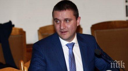 финансовият министър младежите учат безсмислени ненужни специалности