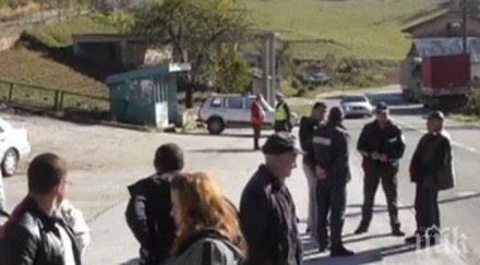 протест жители село подвис поискаха легнали полицаи пътя смолян рудозем