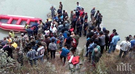 трагедия загинали ранени автобус падна река непал