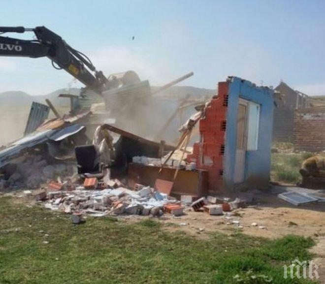 Циганите от Асеновград с незаконните къщи се жалват в Европа