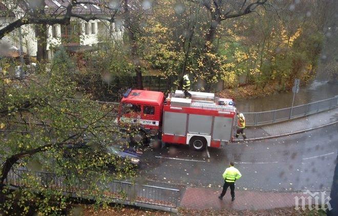 Стихия! Буря блокира пътища и движението на влакове в Чехия