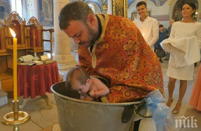 Кръстиха бебето Николай, родено на борда на Луфтханза