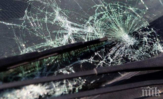 Меле край Пазарджик! Две коли се сблъскаха, задръстването е километрично