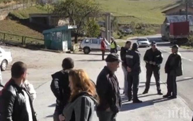 Протест! Жители на село Подвис поискаха легнали полицаи на пътя Смолян - Рудозем