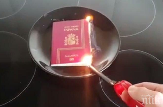 ШАШ! Жител на Каталуния изгори паспорта си след обявената независимост (ВИДЕО)