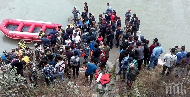 Трагедия! 19 загинали и 16 ранени, след като автобус падна в река в Непал