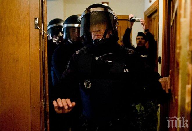 ПРЕТЪРСВАНЕ! Гражданската гвардия на Испания нахлу в управленията на полицията в Каталуния