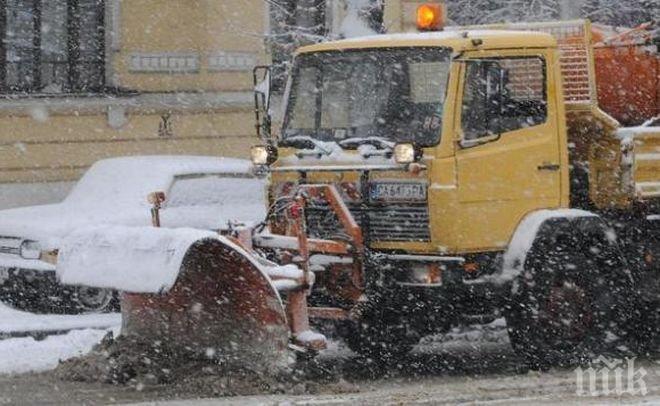 В готовност за зимата: 3000 снегорина чистят пътищата