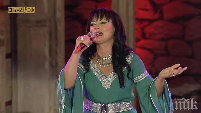 ОТЛИЧНИЧКА! Изпълнителката на Сине, сине подкара Мерцедес, чака и Порше (СНИМКА)