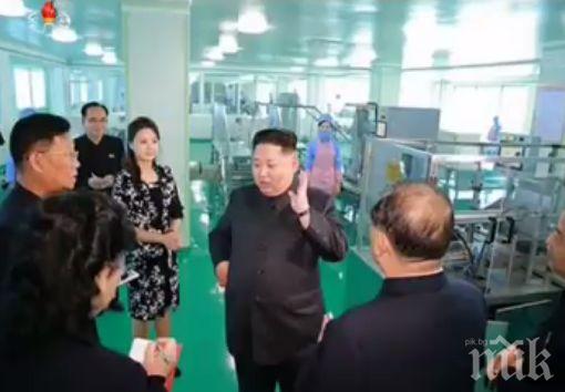 Ким Чен-ун и съпругата му посетиха обновена фабрика за козметика 
