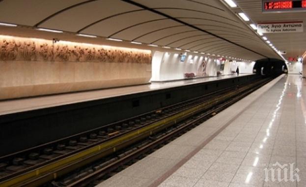 ШОК И УЖАС В АТИНА! Пенсионери припадат на опашките за е-билети в метрото, хората висят по 5 часа 