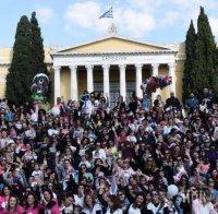 Стотици майки кърмиха днес децата си в центъра на Атина