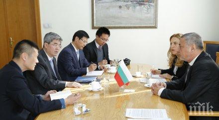 първо пик вицепремиерът симеонов важна среща китайския посланик джан хайджоу заради скандал българската роза